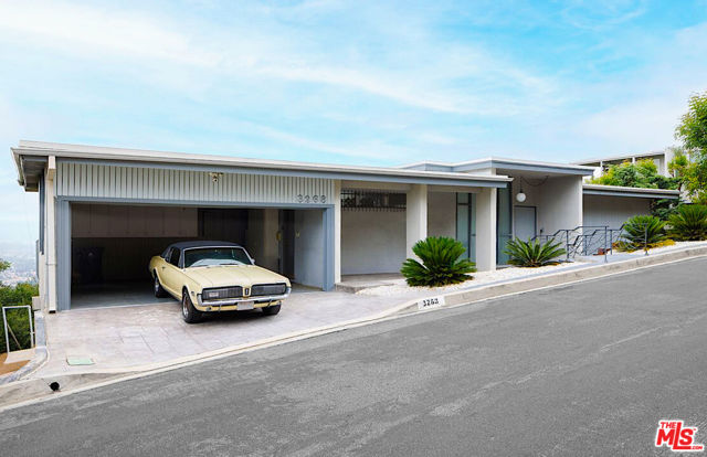 3268 Wrightwood Drive, Studio City CA: https://media.crmls.org/mediaz/ff0f0234-c118-42ae-ba3b-063f01505048.jpg