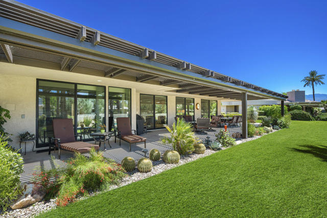 9 Furman Court, Rancho Mirage CA: https://media.crmls.org/mediaz/ff0f1a5f-c793-429e-9b83-838dca1434fc.jpg