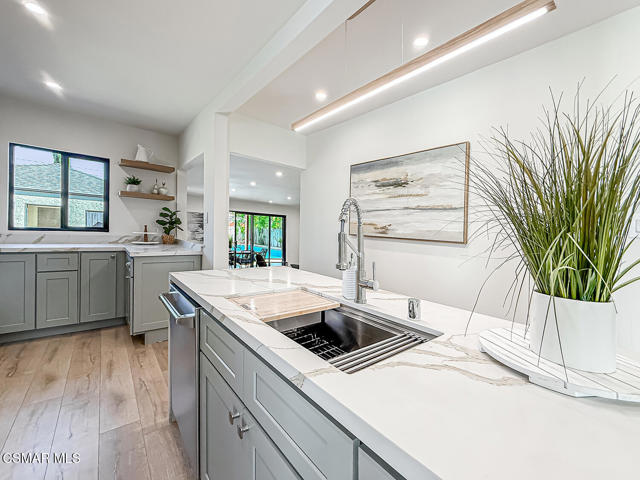 7530 Gaviota Avenue, Lake Balboa CA: https://media.crmls.org/mediaz/ff0f1f70-4b45-4ea0-b804-bb144b9b34ff.jpg