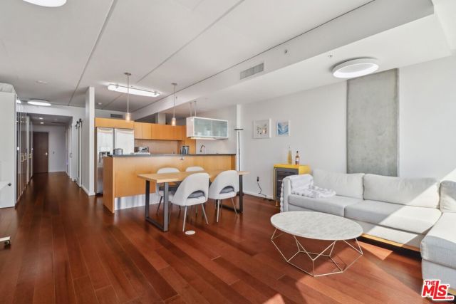 1155 S Grand Avenue, Los Angeles CA: https://media.crmls.org/mediaz/ff0f6e20-37d4-456d-9733-2dac42426b3b.jpg