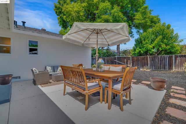 946 Notre Dame Ave, Concord CA: https://media.crmls.org/mediaz/ff0fca3b-55d4-4c1a-991f-cfd7b14ffb05.jpg