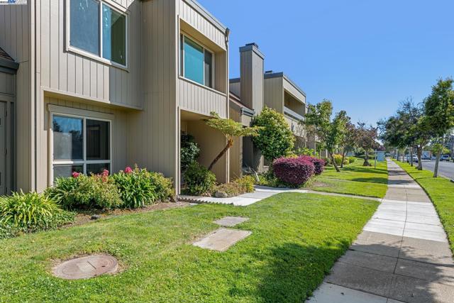 1030 Melrose Ave, Alameda CA: https://media.crmls.org/mediaz/ff1208a3-40b0-41c8-9ce7-fe36511600ce.jpg