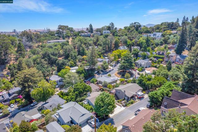1027 W Arlington Way, Martinez CA: https://media.crmls.org/mediaz/ff12721e-47c7-4383-b077-66313510a77a.jpg