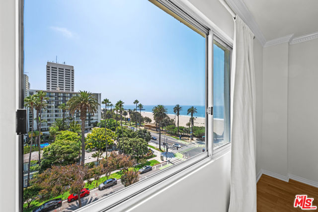 101 California Avenue, Santa Monica CA: https://media.crmls.org/mediaz/ff1362e8-777c-436f-85fd-70ebf43620e8.jpg