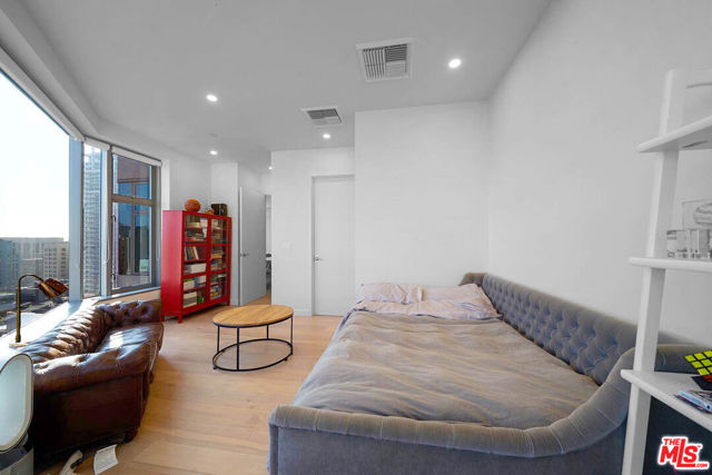 801 S Grand Avenue, Los Angeles CA: https://media.crmls.org/mediaz/ff1436e4-6f0c-4a88-8a00-da8ba250d1bf.jpg