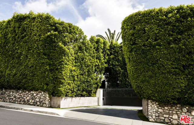 901 Oxford Way, Beverly Hills CA: https://media.crmls.org/mediaz/ff158c5b-6c15-405d-8a66-4a7a413be5e5.jpg