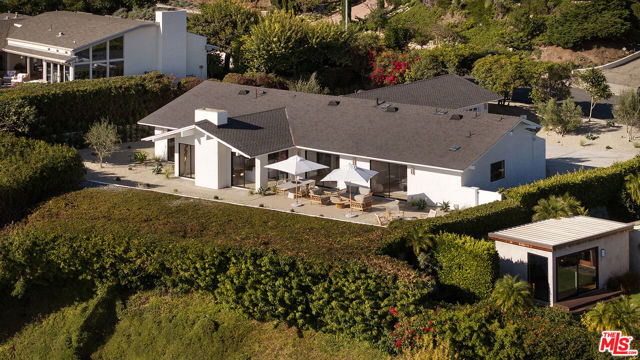 20374 Seaboard Road, Malibu CA: https://media.crmls.org/mediaz/ff181bf0-b7ba-4c54-ba33-5d6aacc79d00.jpg