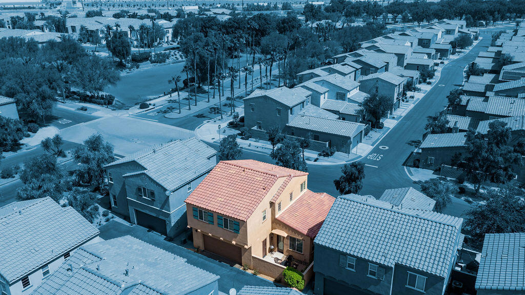 https://media.crmls.org/mediaz/ff1864f1-d43a-4a3d-8178-b57f4332188d.jpg?preset=X-Large