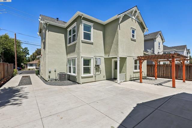 2145 Linden St, Livermore CA: https://media.crmls.org/mediaz/ff193f23-78bf-4628-a10c-210971501499.jpg