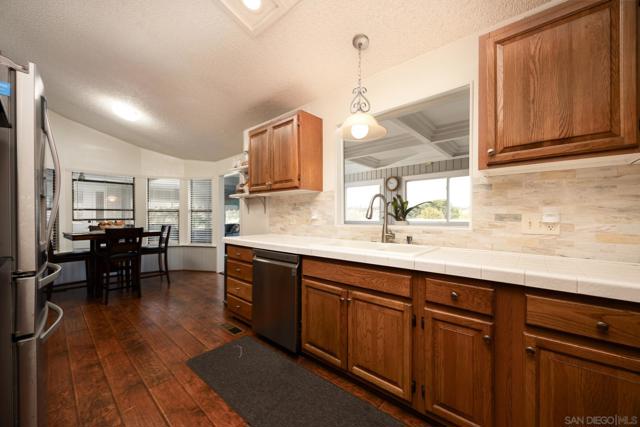 2130 Sunset Dr, Vista CA: https://media.crmls.org/mediaz/ff1a37d8-dbe1-41cf-90ff-f359c601c0f1.jpg