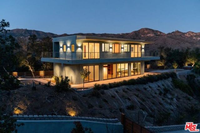 27349 Old Chimney Road, Malibu CA: https://media.crmls.org/mediaz/ff1b79ce-5877-4ca0-880e-2cbf92487614.jpg
