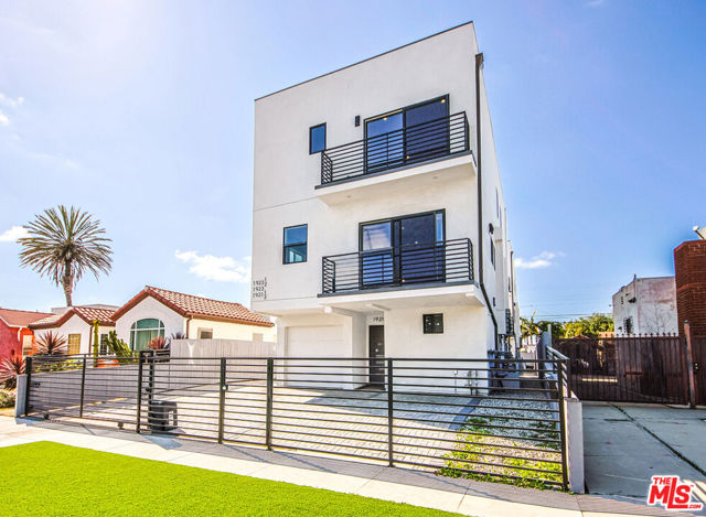 1923 Carmona Avenue, Los Angeles CA: https://media.crmls.org/mediaz/ff1bace9-f9fb-4c5a-a77f-8e8390b6de51.jpg
