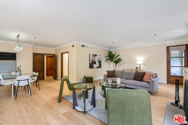 9249 Burton Way, Beverly Hills CA: https://media.crmls.org/mediaz/ff1c8646-7e71-4c24-9af9-fd27b5a37c25.jpg