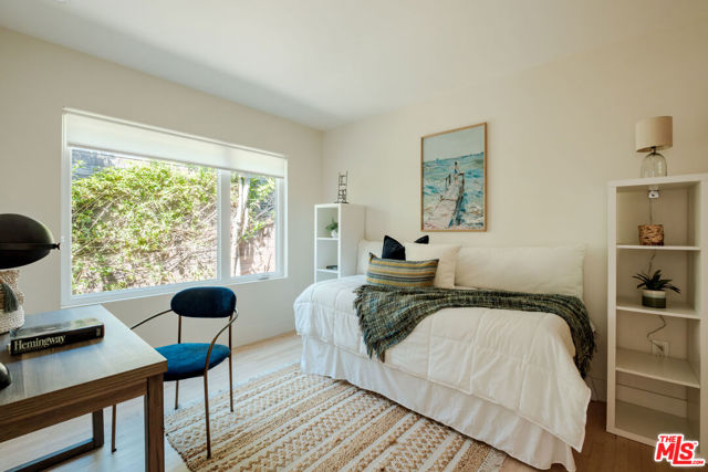 856 858 Coeur D Alene Avenue, Venice CA: https://media.crmls.org/mediaz/ff1d075f-3f99-4b57-a245-4b40fffac302.jpg