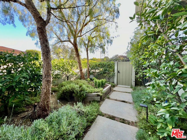 6435 Innsdale Drive, Los Angeles CA: https://media.crmls.org/mediaz/ff1d1472-4357-47ca-acdd-79b8a700097e.jpg