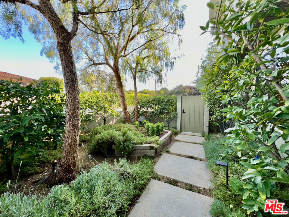https://media.crmls.org/mediaz/ff1d1472-4357-47ca-acdd-79b8a700097e.jpg?preset=X-Large