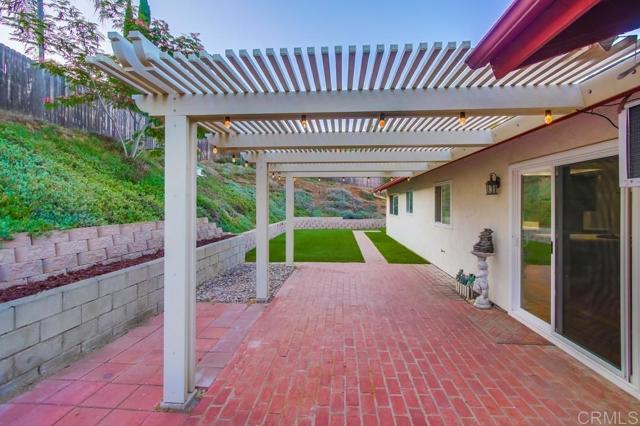 444 Victoria Place, Vista CA: https://media.crmls.org/mediaz/ff1d82f7-047b-485f-b723-95c6c5cf3777.jpg