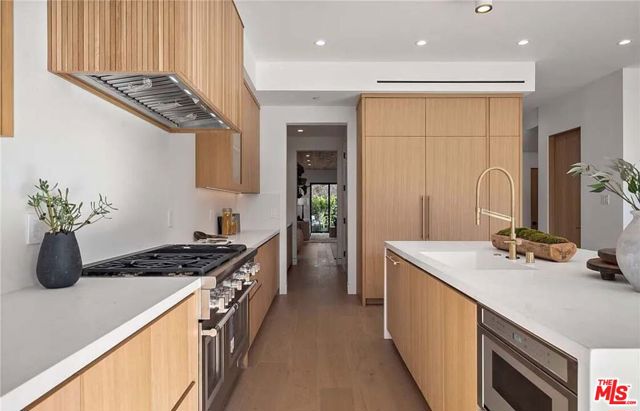 4453 Gentry Avenue, Valley Village CA: https://media.crmls.org/mediaz/ff1def75-155c-4e17-a0c0-5617921912b9.jpg