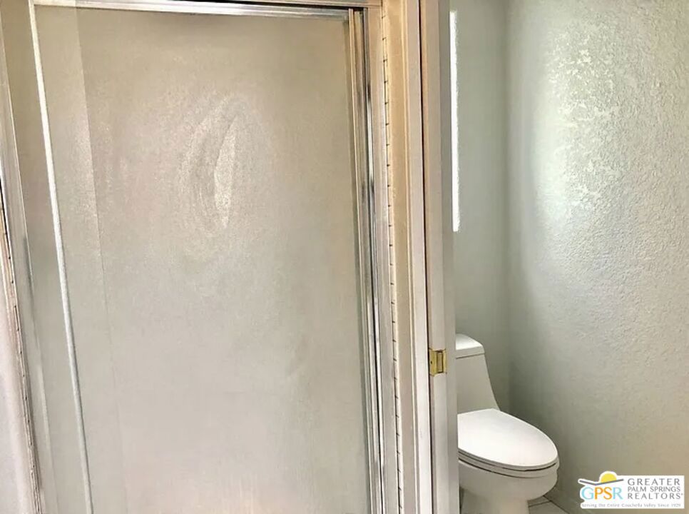 https://media.crmls.org/mediaz/ff1e85d8-72d8-4e98-b4e1-5e56c7a5c773.jpg?preset=X-Large