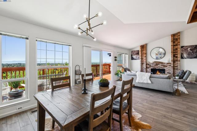 3014 BROADMOOR VIEW, Oakland CA: https://media.crmls.org/mediaz/ff1e9024-c118-4816-82ac-24ddcca38564.jpg