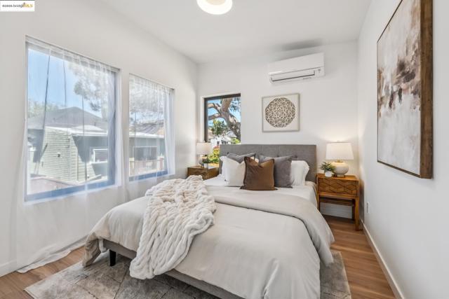 737 61st St, Oakland CA: https://media.crmls.org/mediaz/ff1ea92b-4afa-43d1-a2db-6285fccc3fc0.jpg