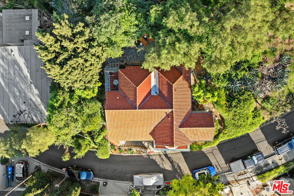 https://media.crmls.org/mediaz/ff1fd42d-1ca2-4b5e-be33-40c02c1c69d2.jpg?preset=X-Large