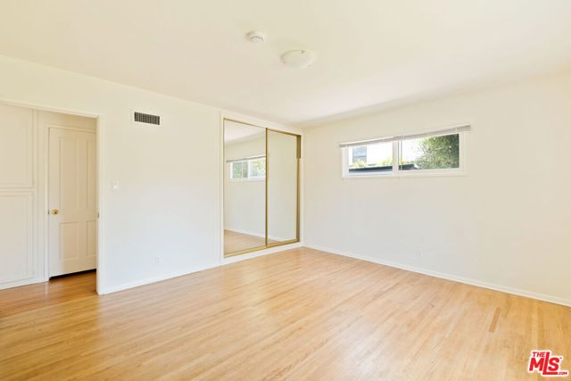 315 26th Street, Santa Monica CA: https://media.crmls.org/mediaz/ff2142bc-857f-410f-8808-99af3b5d9e64.jpg