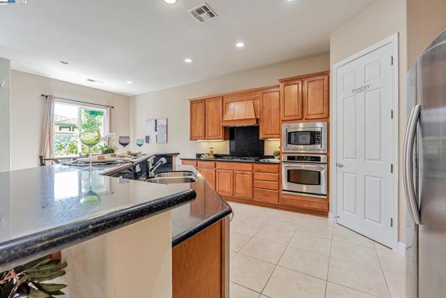 2453 Gardenstone Pl, Manteca CA: https://media.crmls.org/mediaz/ff21b5bc-fe51-4ec8-ae2c-e92c0f0f5870.jpg
