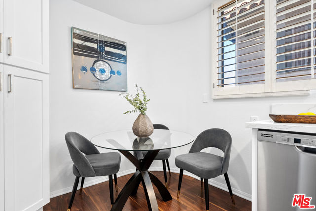 11982 Kiowa Avenue, Los Angeles CA: https://media.crmls.org/mediaz/ff24423e-104a-4070-a192-83cf3728437b.jpg