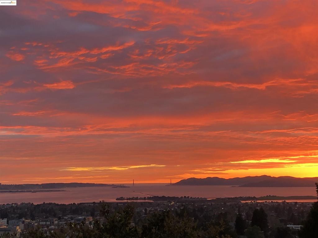 https://media.crmls.org/mediaz/ff24dc49-d033-44d3-a513-5862b2c13003.jpg?preset=X-Large