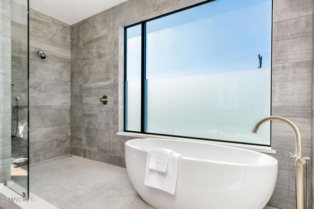 829 Flower Avenue, Venice CA: https://media.crmls.org/mediaz/ff252d02-3dba-47a2-b230-096622a20681.jpg