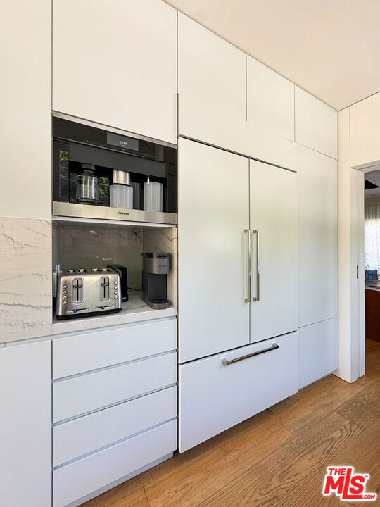 546 N Mccadden Place, Los Angeles CA: https://media.crmls.org/mediaz/ff275135-ef50-4417-aa68-a13e19b2e327.jpg
