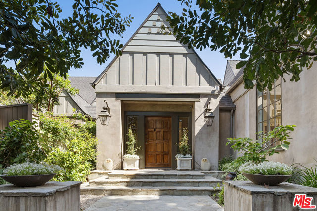143 S Muirfield Road, Los Angeles CA: https://media.crmls.org/mediaz/ff27eda2-087a-4617-af33-8b17cacfc7f2.jpg