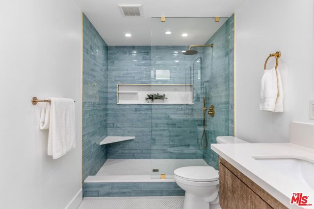 5200 Del Moreno Drive, Woodland Hills CA: https://media.crmls.org/mediaz/ff28bfad-6ed3-4d14-a205-aea56e7268f7.jpg