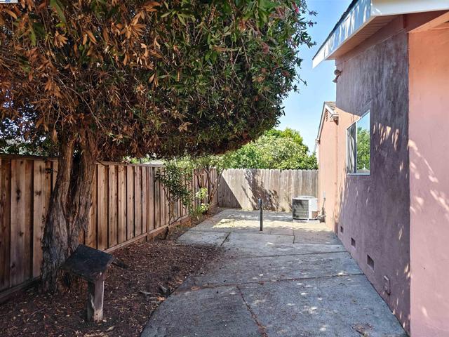 522 Lagunitas Lane, Hayward CA: https://media.crmls.org/mediaz/ff28cd38-5a97-4b98-b1f2-d7e34e2d747a.jpg