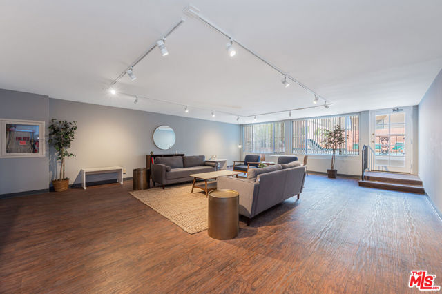 11928 Kiowa Avenue, Los Angeles CA: https://media.crmls.org/mediaz/ff29d974-bf9c-4495-8277-308b0dfb227a.jpg