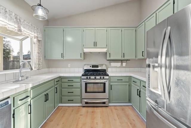 600 Gabriele Court, Hollister CA: https://media.crmls.org/mediaz/ff2a21fb-379a-4943-a1ac-c2c3c0143cd8.jpg