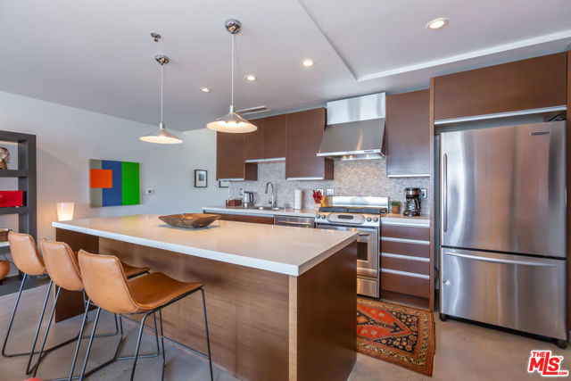 615 Hampton Drive, Venice CA: https://media.crmls.org/mediaz/ff2a3474-6598-480f-937f-96dcafb8d51e.jpg