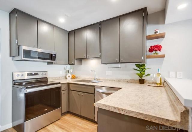 10497 Caminito Mayten, San Diego CA: https://media.crmls.org/mediaz/ff2b52e0-13a2-4386-92bf-91b2a0ec058f.jpg