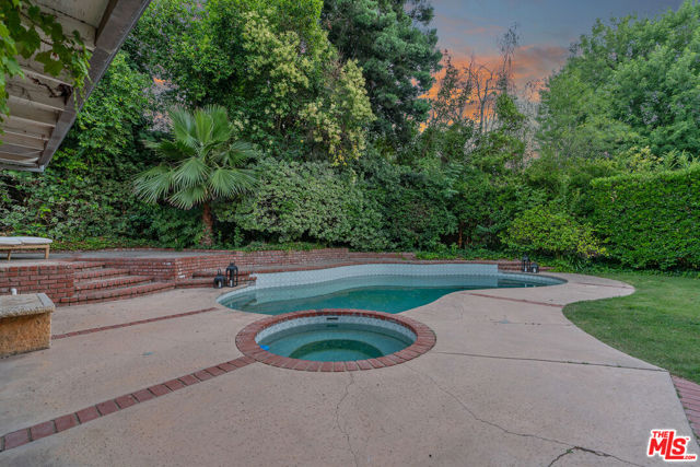 4835 Corbin Avenue, Tarzana CA: https://media.crmls.org/mediaz/ff2be7fc-db9c-4e63-a98a-e9e710ae852a.jpg
