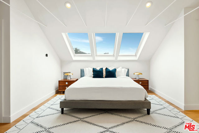 2612 Wallingford Drive, Beverly Hills CA: https://media.crmls.org/mediaz/ff2c7e84-24b2-47b4-8b8c-92ff42f97858.jpg