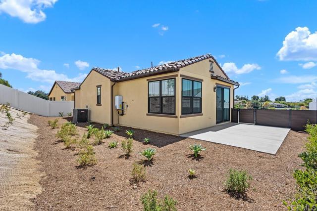 1200 Stonemark Place, Vista CA: https://media.crmls.org/mediaz/ff2d33aa-35d6-4023-805c-39808e001fda.jpg