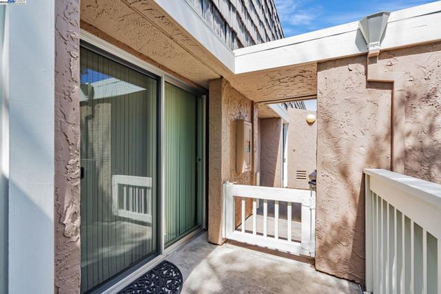 675 Sharon Park Dr, Menlo Park CA: https://media.crmls.org/mediaz/ff2dd12c-b677-4ead-8f3d-659003df830e.jpg