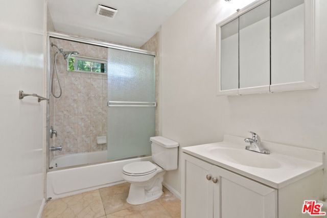 15939 Victory Boulevard, Van Nuys CA: https://media.crmls.org/mediaz/ff2e9c2c-91c0-46bf-8849-6c3d7eff7a66.jpg