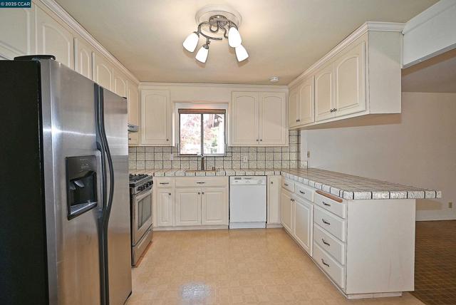 2156 MONTEREY AVENUE, Martinez CA: https://media.crmls.org/mediaz/ff2f416d-5ce9-471a-9e56-64ef8e86422d.jpg