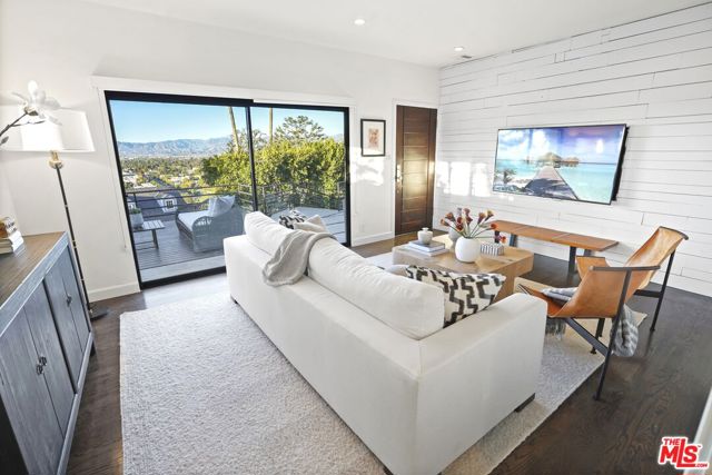 3838 Buena Park Drive, Studio City CA: https://media.crmls.org/mediaz/ff2fbf89-2d98-4479-8adb-c8b061c02411.jpg