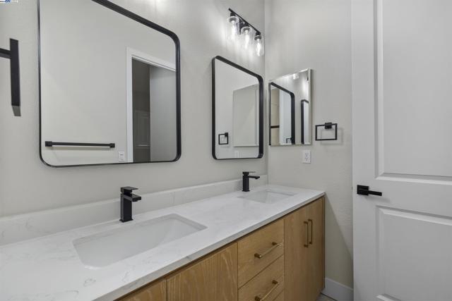 1060 swan river ct, Vacaville CA: https://media.crmls.org/mediaz/ff30147d-102b-45e4-b643-6ea9a9f00dda.jpg