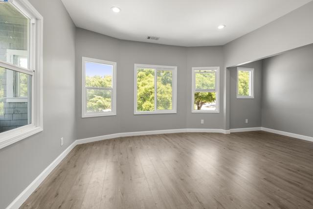 193 W Macarthur Blvd, Oakland CA: https://media.crmls.org/mediaz/ff30b0e2-dfb0-4878-a833-d00a35cbf12c.jpg