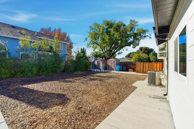 2296 Pulgas Avenue, East Palo Alto CA: https://media.crmls.org/mediaz/ff3100c4-7be1-4096-a517-c3f0841c5f59.jpg