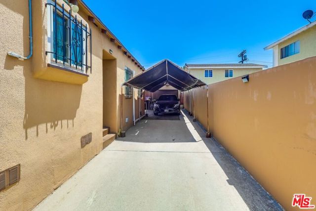 7220 10th Avenue, Los Angeles CA: https://media.crmls.org/mediaz/ff31da57-4184-46a2-b3bc-1ded859e7f45.jpg